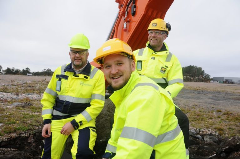 Det historiske spadetaket på E39-prosjektet til Nye Veier ble tatt 9. oktober, og det var samferdselsministeren som fikk æren av å igangsette arbeidet. Fra venstre: Utbyggingssjef Harald J. Solvik i Nye Veier, samferdselsminister Jon Georg Dale og prosjektleder Hans Olav Omnes fra AF Gruppen Norge. (Foto: Nye Veier).