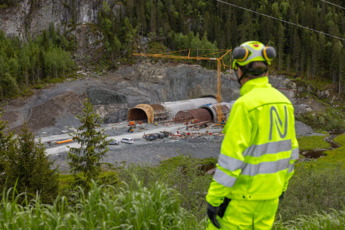 Arbeidet med ny E6 mellom Kvithammar og Åsen i Trøndelag sertifiseres med BREEAM Infrastructure. Veien åpner i 2027. Bildet er tatt ved nordre ende av Råmshåmmårtunnelen. (Foto: Stein Roar Leite, Screen Story/Nye Veier)