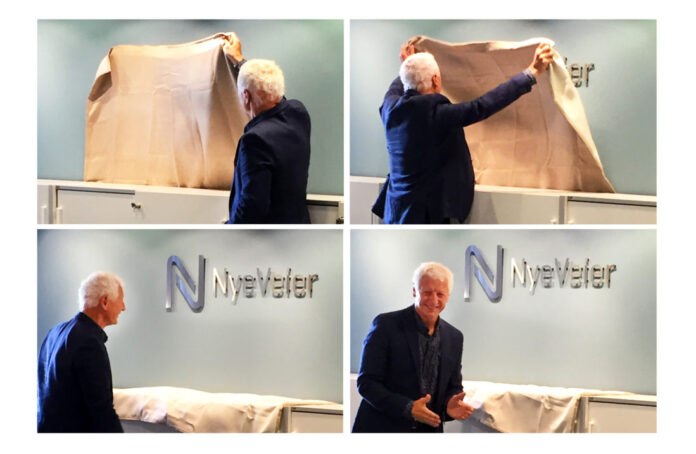 AVDUKING: Ordføreren i Hamar, Eivind Busterud, fikk æren av å offisielt åpne Nye Veiers kontor på Hamar. (Foto: Solvår Milach Strand).