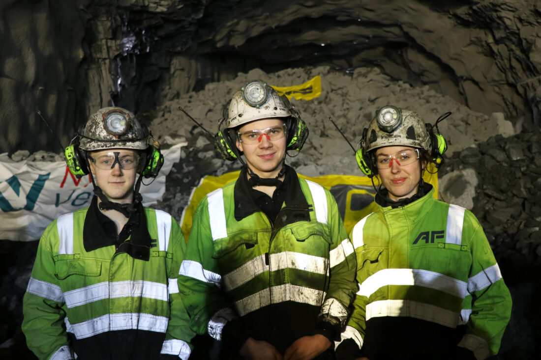 Lærlinger i AF Gruppen fikk æren av å fyre av den siste salven. (Foto: AF Gruppen)