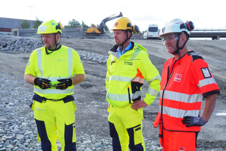 Øyvind Moshagen (Nye Veier), Jørgen Evensen (BetonmastHæhre) og Neal Alexander Nordahl (Veidekke). (Foto: Nye Veier).