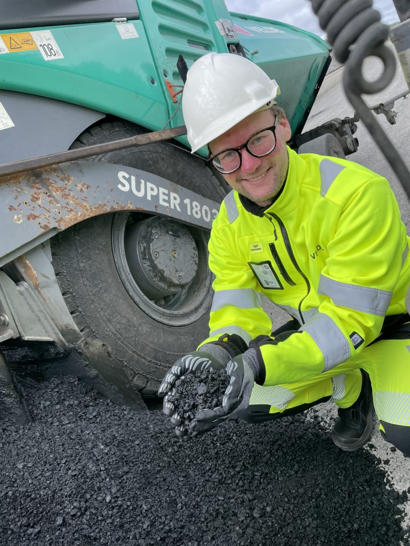– Vi har utviklet det nye produktet over tid med testing i laboratorier, og har testet asfalten på lokale veier rundt deres fabrikk i Sandnes. Nå tester vi asfalten på den nye firefelts motorveien gjennom Lyngdal, sier Petter Fossheim, miljørådgiver i Velde Asfalt. (Foto: Nye Veier)