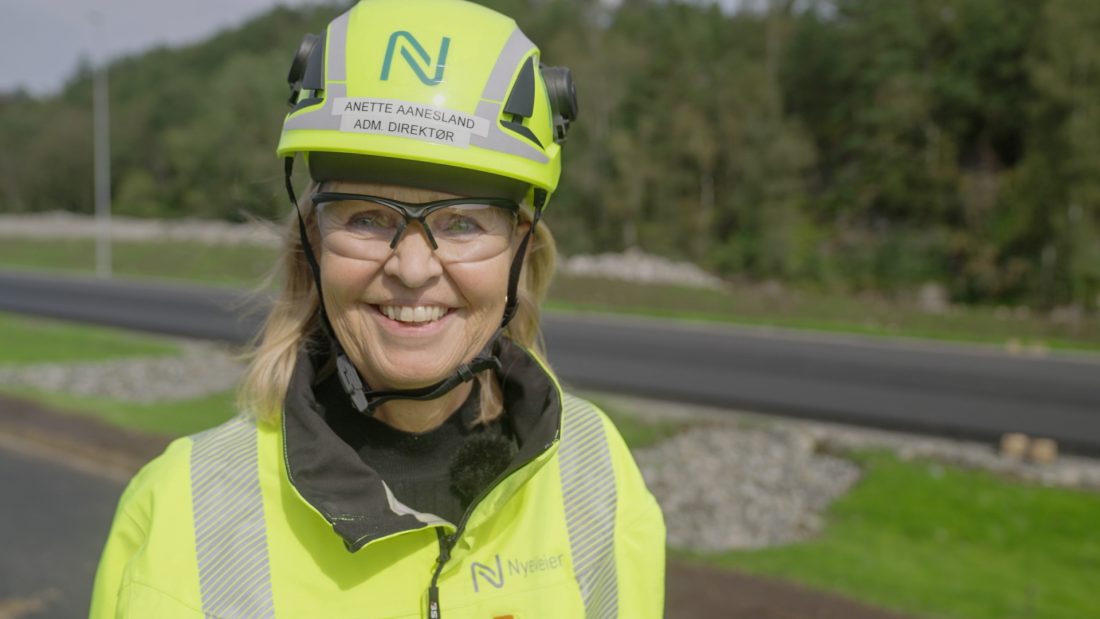 – Vi tror vi er først i verden med å bygge denne type vei med sirkulær asfalt, sier Anette Aanesland, adm. dir. i Nye Veier. (Foto: Lisa Ravna Romøren, Screen story/Nye Veier)