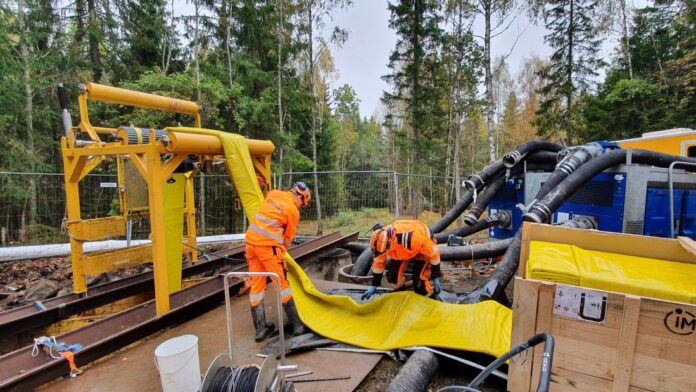 Installasjon av glassfiberstrømpe. (Foto: Olimb Rørfornying AS)|Gjennomrustet vannledning. (Foto: Olimb Rørfornying AS)|Installasjon av filtstrømpe på Frogner i Oslo. (Foto: Olimb Rørfornying AS)|Installasjon av tettilsluttet rør. (Foto: Olimb Rørfornying AS)