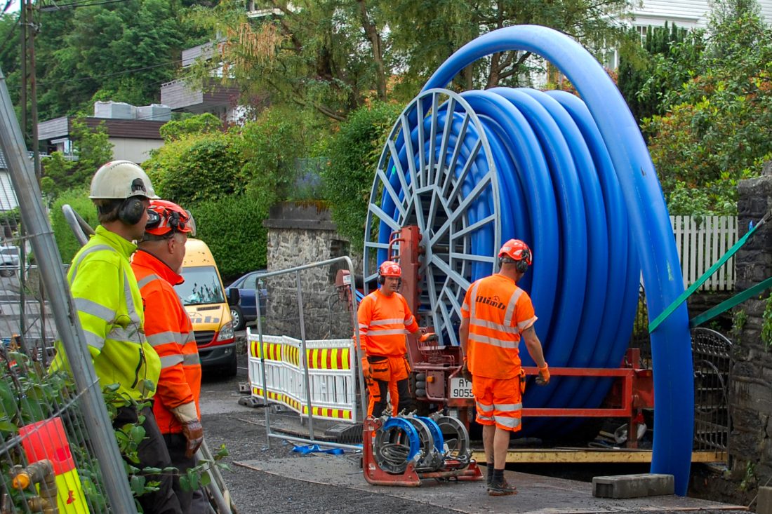 Installasjon av tettilsluttet rør. (Foto: Olimb Rørfornying AS)