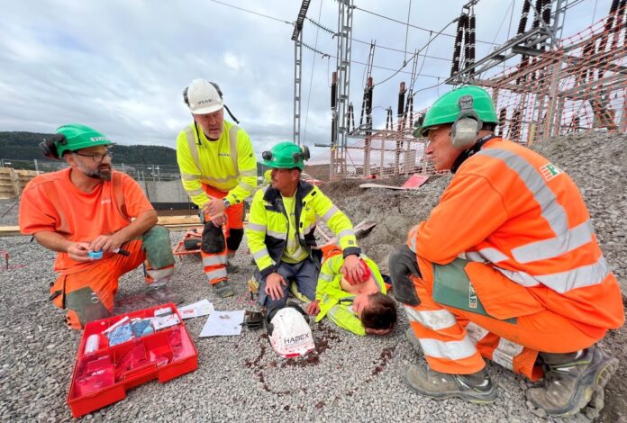 På beredskapsøvelsen ved Sande Transformatorstasjon var scenarioet Peab-ansatt som hadde fått strømgjennomgang og falt fra en mast. (Foto: Peab)