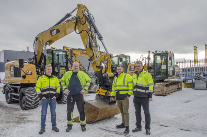 Fra venstre: Esben Rostad (tekniker NPI Pon Equipment), Morten Hansen (sjef klargjøring Pon Equipment), Espen Paulseth (markedsdirektør Pon Equipmet) og Svein Delbekk (tekniker og instruktør gravemaskiner, Pon Equipment). (Foto: Pon Equipment.)