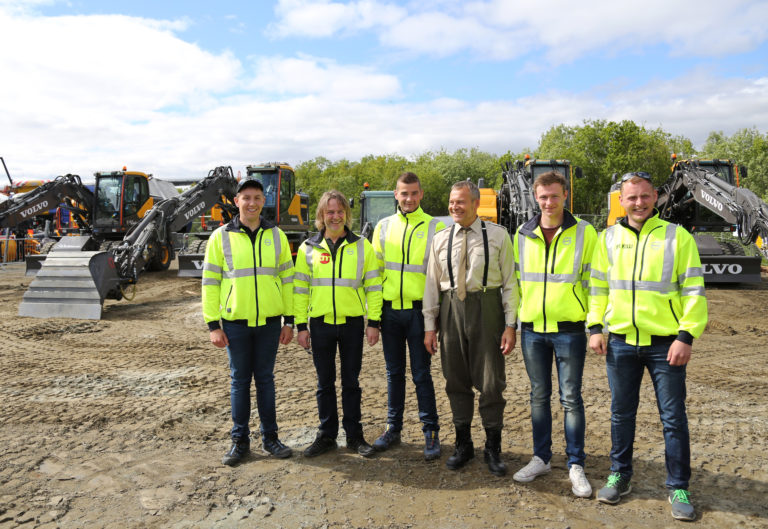 Maskinførere av ypperste klasse: (f.v.) Thomas B. Pedersen, Knut-Olaf Rustad, Audun Olsen, Ketil Høegh (general), Ken Solbakken og Jørgen Killi. (Foto: Runar F. Daler).