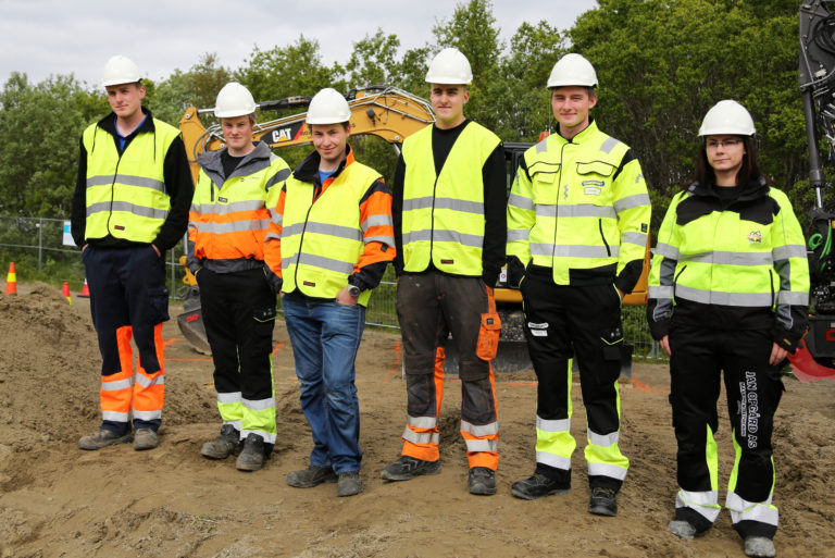 Alle finalistene samlet før start: Jakob Amundsen (OSPAS AS, Nordland), Petter Steen Andersen (Harstad Maskin AS, Troms), Christian Kristoffersen (JM Jenssen Maskin AS, Troms), Torbjørn Johansen (Bulldozer Maskinlag Entr. AS, Nordland), Jesper Øverli (Oskar Sundquist AS, Finnmark) og Marianne Nilsen (Jon Opgård AS, Finnmark). (Foto: Runar F. Daler).