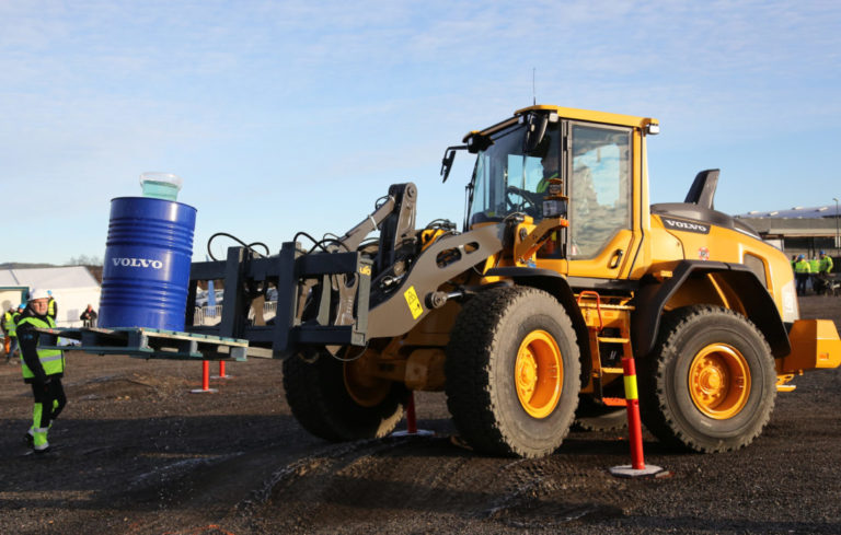 Det gjelder å holde tunga rett i munne når man skal frakte en bøtte full av vann gjennom en ujevn hinderløype, forlengs og baklengs. (Foto: Runar F. Daler).