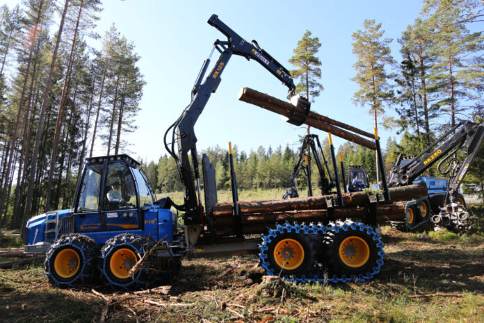 INN I SOLOPPGANGEN: Deltakerne på Skog og Tre 2017 var skjønt enige om at skognæringen ikke er noen solnedgangsindustri. (Foto: Runar F. Daler).|INN I SOLOPPGANGEN: Deltakerne på Skog og Tre 2017 var skjønt enige om at skognæringen ikke er noen solnedgangsindustri. (Foto: Jørn Søderholm).|VIKTIG NÆRING: – Vi skal gjennom et grønt skifte