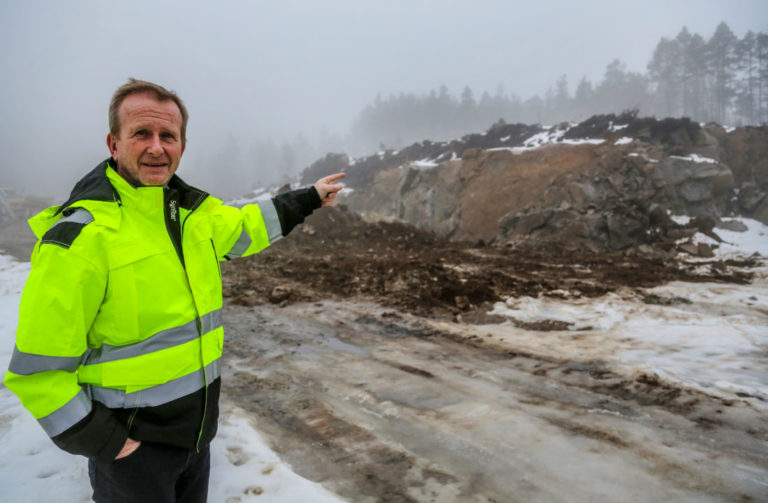 Rektor Jan Telhaug peker på de nye tomtearealene skolen har fått, som anleggselevene skal få bruke som øvingsområde. (Foto: Runar F. Daler).