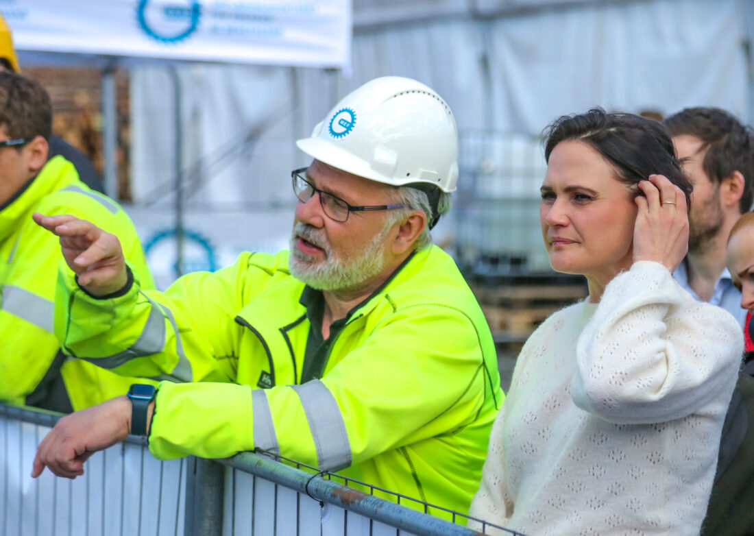 Kunnskapsminister Kari Nessa Nordtun (Ap) besøkte også Yrkes-NM. Her er det MEFs Frode Andersen som forklarer henne hva maskinførerkonkurransen går ut på. (Foto: Runar F. Daler)