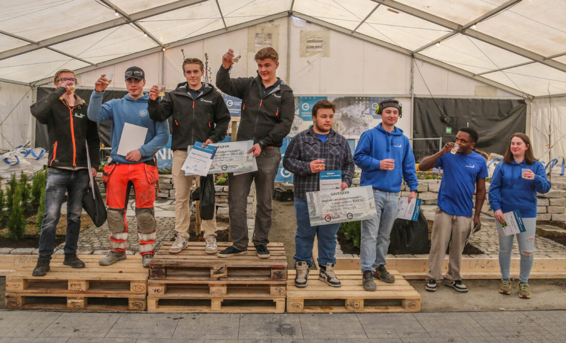 Glade anleggsgartnere: Fra venstre: Plass nr. 2: Lucas Maximus Zelmemyr og Even Borgen Steen (lag Vestland); plass 1: Jørgen Hansen-Sukke og Fabian Jakobsen Skatvedt (lag Buskerud/Vestfold/Telemark); plass 3: Patrik Larsen Holdt og Mikael Baran Kösgerkirik (lag Øst); og plass 4: Frank Mugure Kariuki og Mona Malmedal Botnan (lag Trøndelag). (Foto: Runar F. Daler)