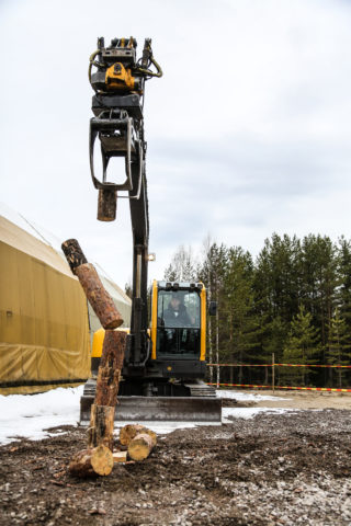 Vedkubbestabling er alltid en artig venteaktivitet. (Foto: Runar F. Daler).