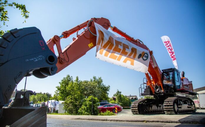 Fra en av de to hovedinngangene på MEFA 2023. (Foto: Runar F. Daler)|||||Nasta hadde en verdensnyhet på MEFAs første dag; 9-tonneren Hitachi ZX95US-7. – Dette er en 9-tonner