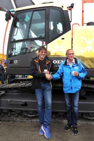 Gudmund Ole Vatn (t.v.) og Volvo-selger Leif Hegstad strålte om kapp med maskinen etter avdukingen. (Foto: Runar F. Daler).