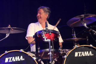 Kjell Håvard Glømmen, daglig leder i Glømmen Entreprenør, fikk prøve seg som trommis. (Foto: Runar F. Daler).