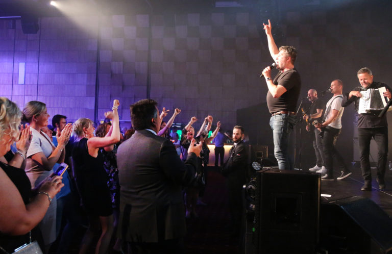 RAI-RAI! Stor stemning på festmiddagen. (Foto: Ruanr F. Daler).