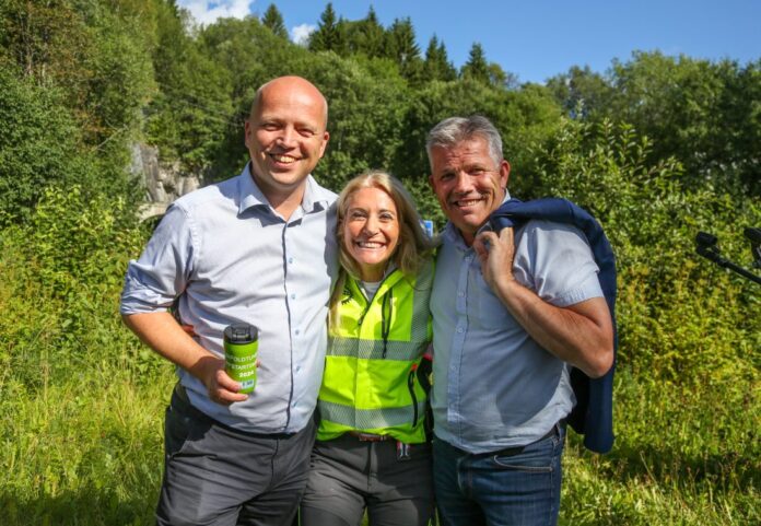 GLAD TRIO PÅ FAUSKE: Finansminister Trygve Slagsvold Vedum og fiskeri- og havminister Bjørnar Skjæran, med MEF-direktør Julie Brodtkorb i midten. (Foto: Runar F. Daler)