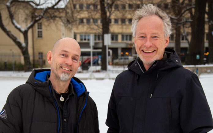 RFD_5422 NY GIV: Redaktør Runar F. Daler og journalist Njål Hagen gleder seg til å ta fatt på oppgaven med å videreutvikle Anleggsmaskinen. De tar gjerne imot tips til saker fra dere lesere der ute. (Foto: Kari Druglimo-Nygaard)