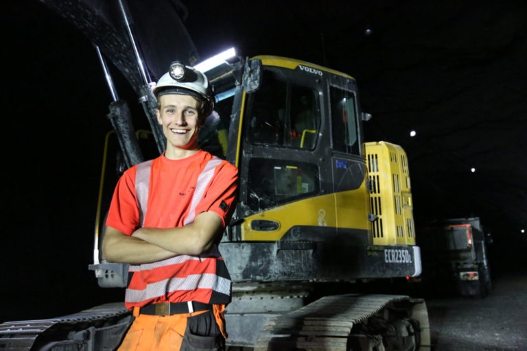 Entreprenørene etterspør flere lærlinger, men mangelen på skoleplasser er en flaskehals, mener MEF. Her er en fornøyd læring, Håkon Kasin Aase, på jobb hos Hovden Hyttervice. (Foto: Runar F. Daler).