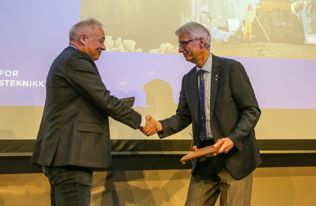 Styreleder i NFF, Amund Bruland, hadde gleden av å overrekke prisen til Frode M. Nilsen. (Foto: Runar F. Daler)