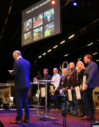 De seks nominerte bedriftene ventet i spenning på  scenen før kunnskapsminister Jan Tore Sanner kåret vinneren. (Foto: Runar F. Daler).