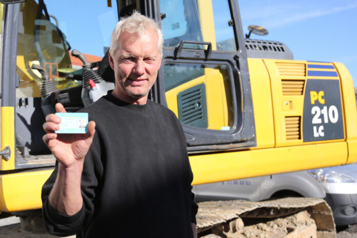 Martin Jarnæs Nilsen med HMS-kortet han til slutt bestilte selv og betalte en drøy hundrelapp for. (Foto: Runar F. Daler).|Geir Kåre Wollum