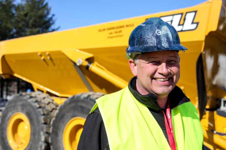 IMPONERT: – Jeg lar meg stadig overraske og imponere over hvor dyktige skoleelevene er., sier Geir-Inge Mosling, opplæringskonsulent hos Opplæringskontoret for Anleggs- og bergfagene (OKAB). (Foto: Runar F. Daler).
