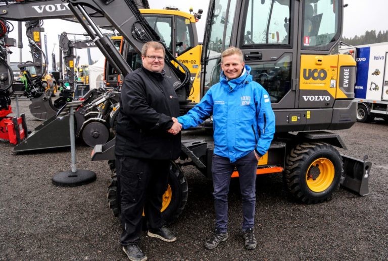 En ekstra hjulgraver til Sam Eyde vgs. Avdelingsleder Lars Ole Hansen (t.v.) og selger i Volvo Maskin, Kjell Arvid Løyning er fornøyde med handelen. (Foto: Runar F. Daler).