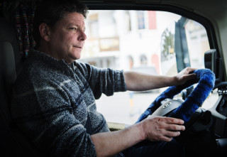 Reality Road: Volvo Trucks’ nye tjeneste Posisjonering+, gjør det mulig å identifisere den geografiske plasseringen til lastebilen, minutt for minutt. Dette ble gjort i den nye serien til Volvo Trucks, Reality Road. Sjåfør: Jens Karlsson.