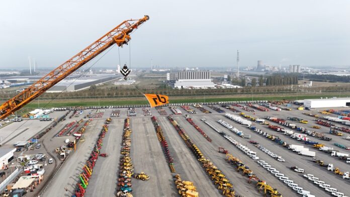Mer enn 3800 enheter ble auksjonert bort i løpet av de tre dagene Richie Bros. arrangerte «Moerdijk Live Xperience» i Nederland. (Foto: Ritchie Bros.)||Mange hundre anleggsmaskiner gikk under hammeren. (Foto: Ritchie Bros.)|Mange deltok fysisk under auksjonen