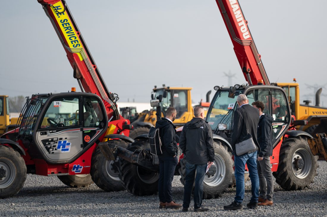 Mange deltok fysisk under auksjonen, men det var fullt mulig å by online. (Foto: Ritchie Bros.)