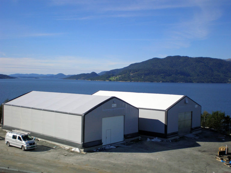 Rubb AS leverer thermohaller i alle størrelser fra flyhangarer til småhaller for private. Bygg- og anleggsbransjen, fiskeribransjen og Forsvaret er blant kundene.
