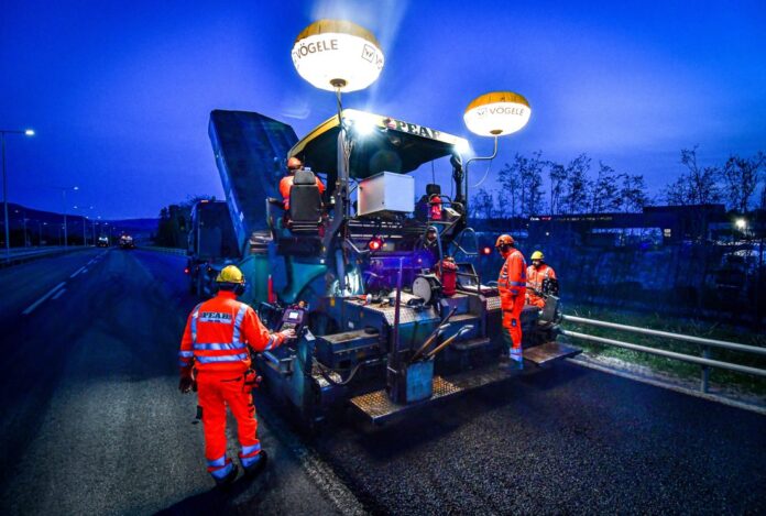 I disse dager starter Statens vegvesen og entreprenøren Peab å legge asfalt på E18 i Vestfold i sydgående retning. Planen er å være ferdig til midten av oktober. (Foto: Statens vegvesen)