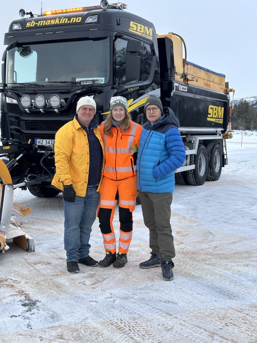 Jan Erik Larssen, Elin Marie Sveen og Tommy Rustad gleder seg til å dele viktig informasjon om vinterdrift og vinterkjøring. (Foto: Eli Ramstad/Statens vegvesen)