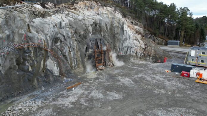 Torsdag 2. november gikk den første salven på Sotrasambandets lengste tunnel, Drotningsviktunnelen. (Foto: Sotra Link/Statens vegvesen)