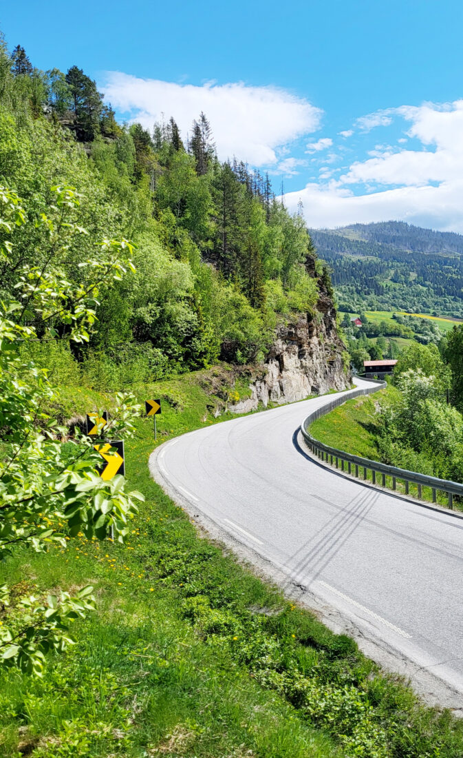 E16 forbi Løkjisberget. Her skal den høye fjellskjæringa fjernes for å utbedre strekningen mellom Lomen og Hausåker. (Foto: Statens vegvesen)
