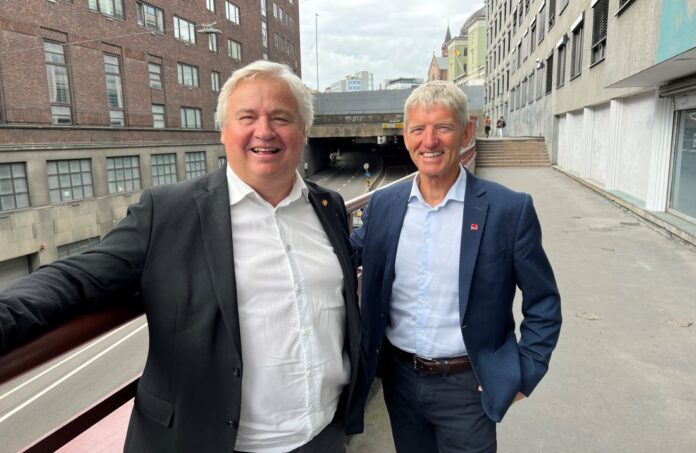 Utbyggingsdirektør i Statens vegvesen, Kjell Inge Davik og konserndirektør for infrastruktur i Veidekke, Øivind Larsen. Hammersborgtunnelen i bakgrunnen. (Foto: Erik Larsstuen/Statens vegvesen)