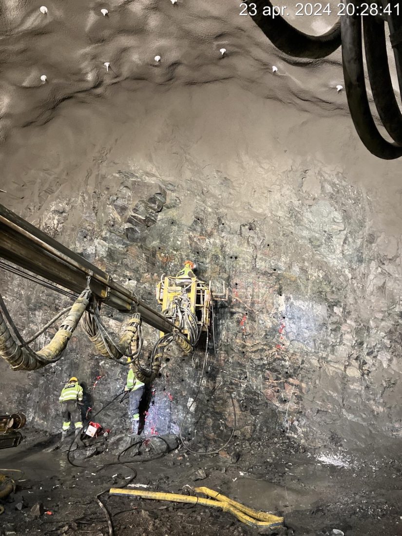 Tunnelarbeidere fra LNS som gjør klart for sprenging. Her lader de borehullene med eksplosiver. (Foto: Statens vegvesen)