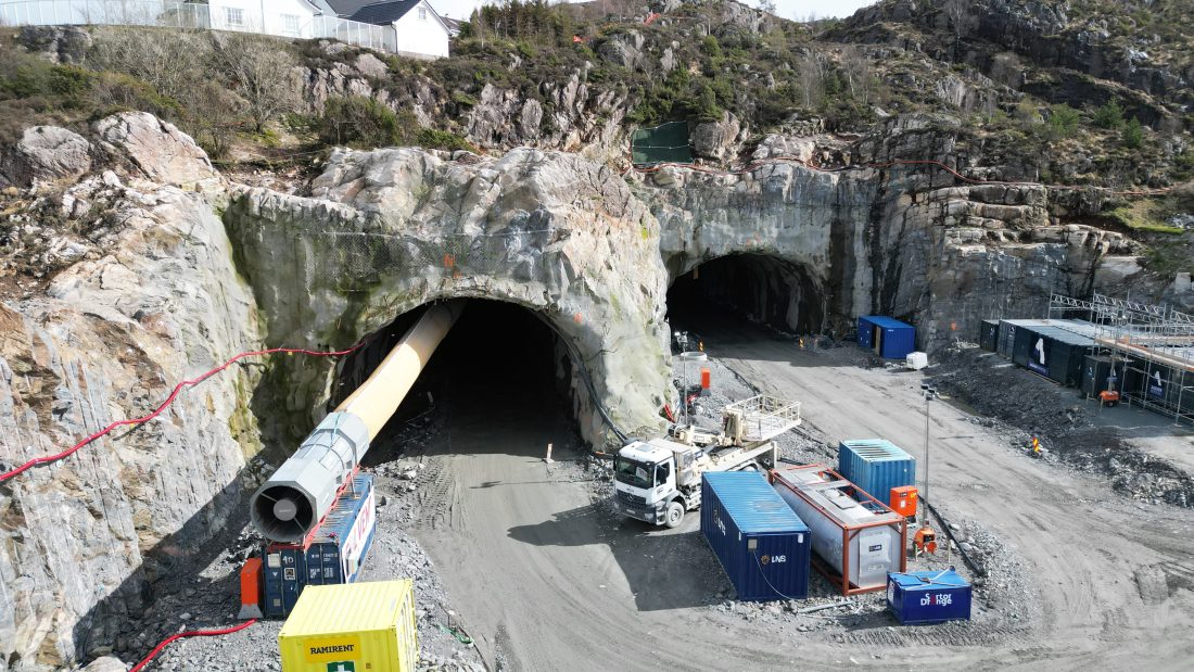 De to løpene i Kolltveittunnelen fra vestsida, på Kolltveit. Nå er det gjennomslag i begge løpene i østenden mot Bildøy. (Foto: Statens vegvesen)