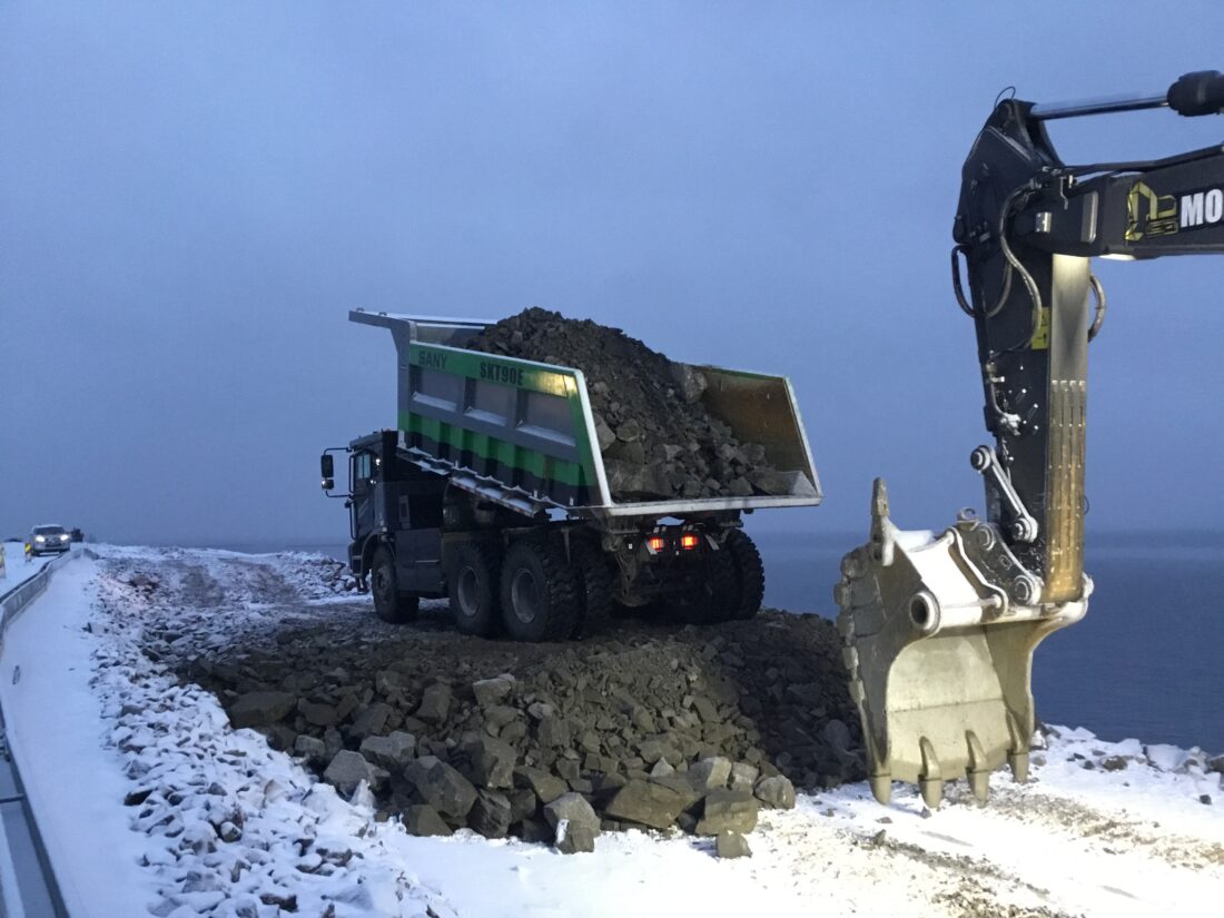 Store lass: Selv om elmotorene ikke tilbyr mer enn 30 km/t flyttes det store mengder på kort tid når dumperkassen tar 38 m3 masser i hvert lass. (Foto: Johnny Larsen/ Statens vegvesen)