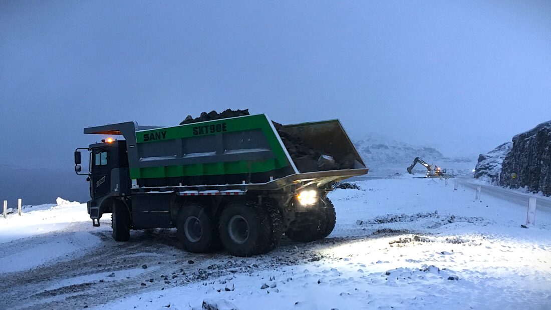Batteridrevet monster: Under arbeidet med ny rv. 94 mot Hammerfest har to store batteridrevne dumpere flyttet enorme mengder stein. Her testes nullutslippsmaskiner og elektrisk drivlinje for massehåndtering i arktiske strøk. (Foto: Johnny Larsen/ Statens vegvesen)
