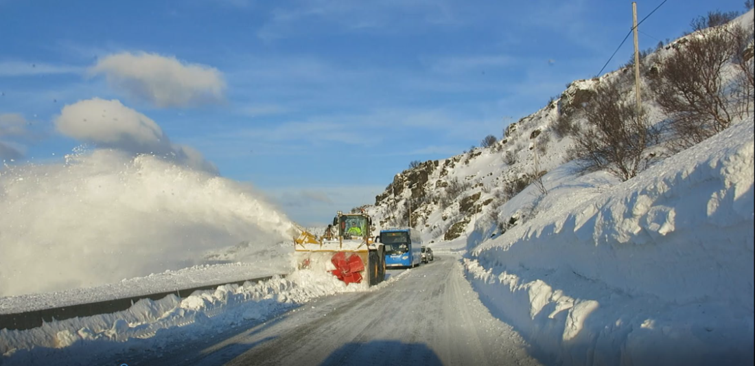 Krevende vinterdrift: Terreng og klima med mye fokksnø gjør det krevende å holde rv. 94 til Hammerfest åpen gjennom vinteren. Nå bygges veien om for å bedre fremkommeligheten. (Foto: Ole André Helgaas/Statens vegvesen)