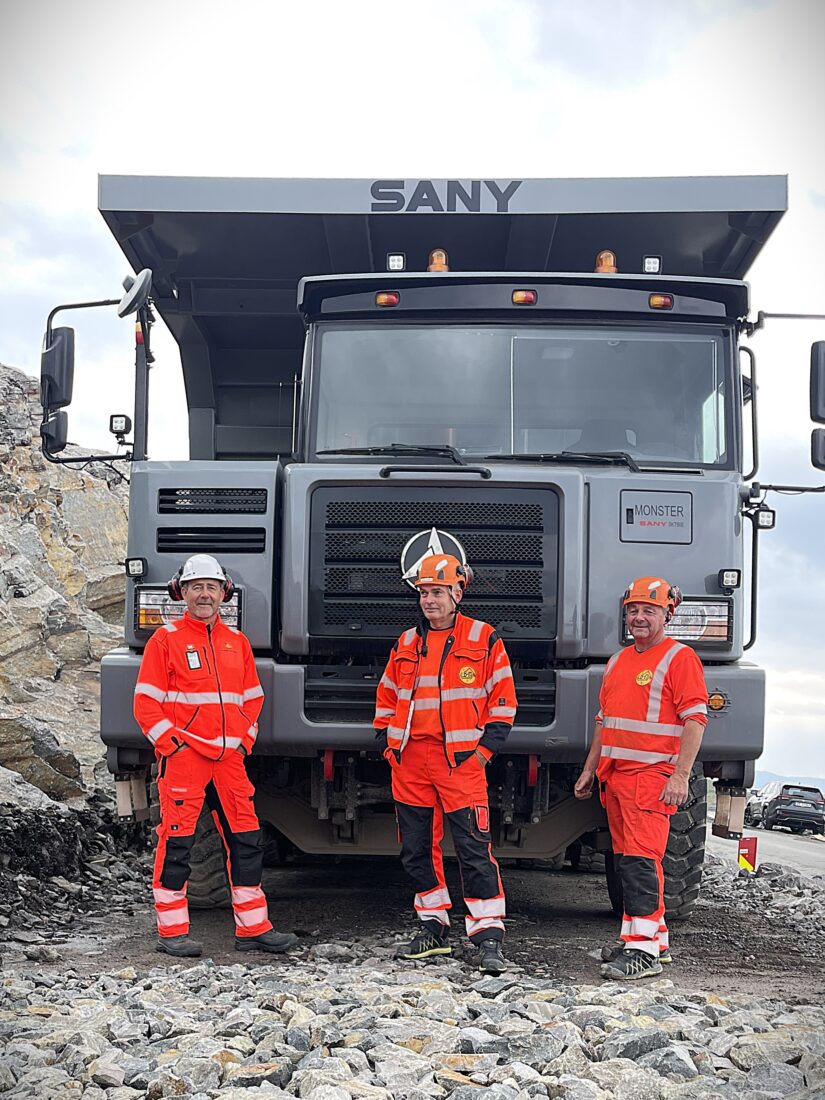 190 cm på strømpelesten blir litt puslete foran de elektriske Sany-dumperne på rv. 94. Fra venstre: byggeleder i Statens vegvesen, Bjørn Roar Mannsverk, anleggsleder i Bertelsen & Garpestad AS, Erlend Eithun og ansvarlig for elektrisk drift hos entreprenøren, Ingebrigt Loe. (Foto: Knut Haarvik/Statens vegvesen)