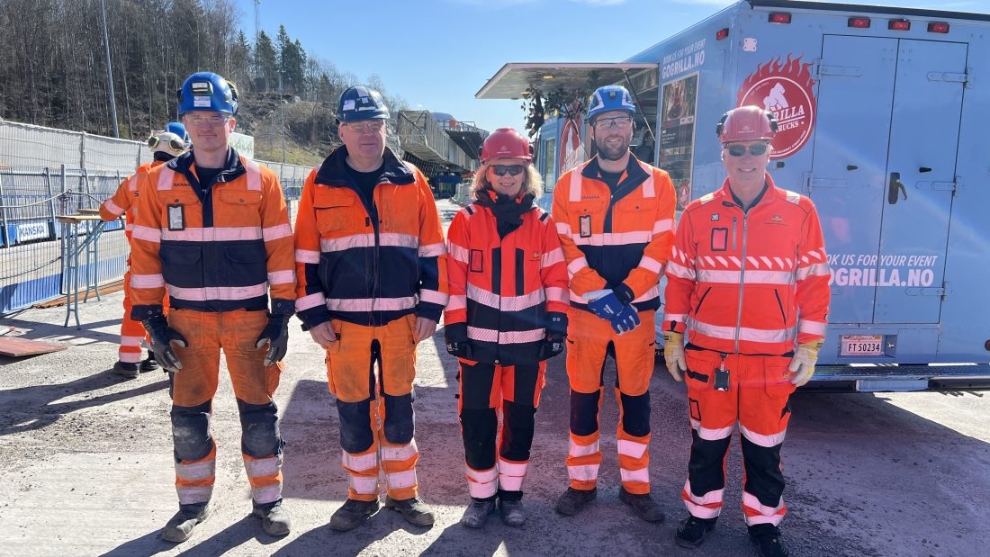 Fornøyde med å markere aller siste støp i prosjektet: Andreas Kjos og Jarle Simonsen, byggelederne i Skanska sammen med prosjektleder May Bente Hiim Sindre fra Statens vegvesen, prosjektleder Jon Mikkel Haugen fra Skanska og delprosjektleder Øyvind Storløkken fra Statens vegvesen. (Foto: Linda Grønstad/Statens vegvesen)