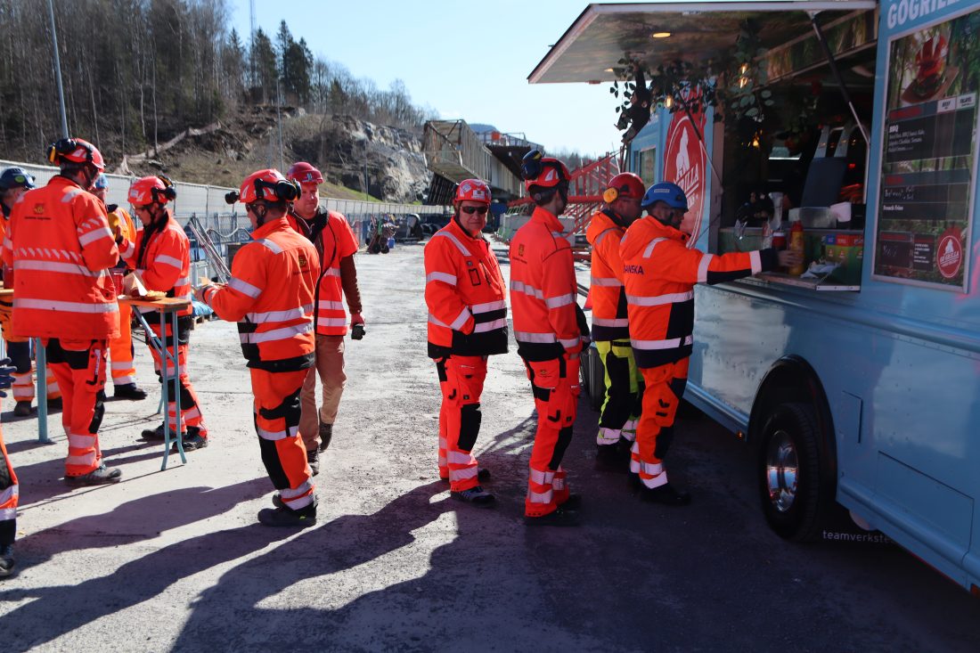 Siste støp på Isielva bro ble feiret med hamburgerlunsj på broa. (Foto: Linda Grønstad/Statens vegvesen)