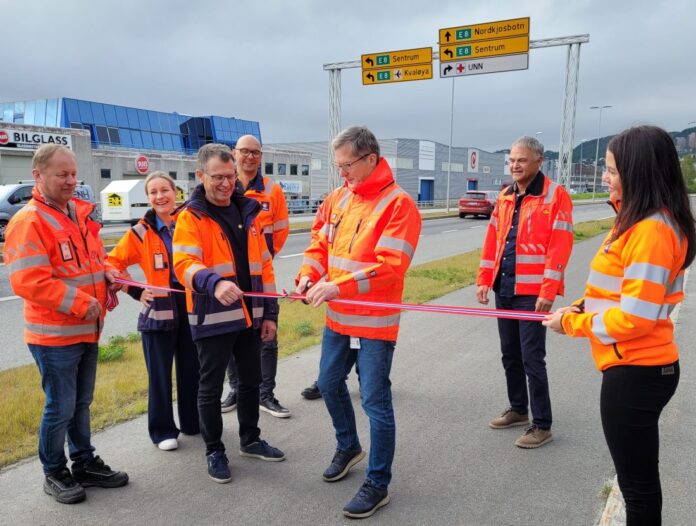 Ny driftskontrakt i Troms: Byggeleder Odd Helge Lyngra klipper snora mens prosjektleder Aadne Olsrud tar tak. Bak står (f.v) konserndirektør Elin Vigrestad og prosjektsjef Ted Nilsen i Mesta, og seksjonsleder Knut Øvervoll i Statens vegvesen. (Foto: Statens Vegvesen)