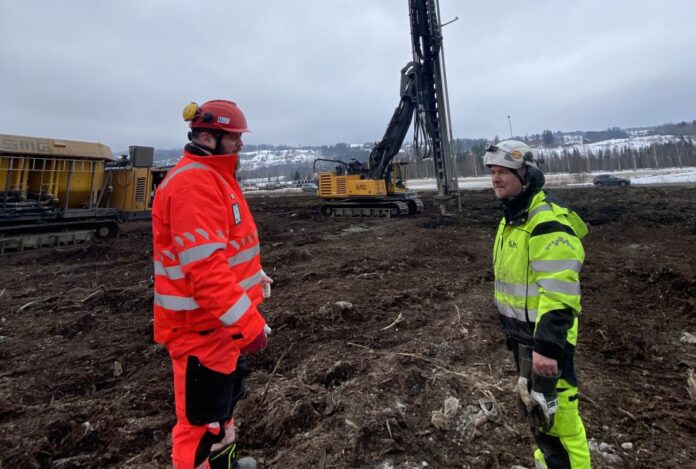 Byggeleder Tor Iver Steig og Mats Eriksson i Soil Mixing Group med fulgte med i arbeidet med å lage myrpeler på ny Rv. 4 på Hadeland. (Foto: Per Kollstad/Statens vegvesen)